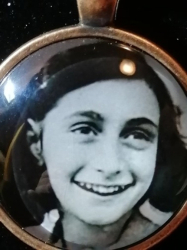 Přívěsek Anna Franková vintage styl